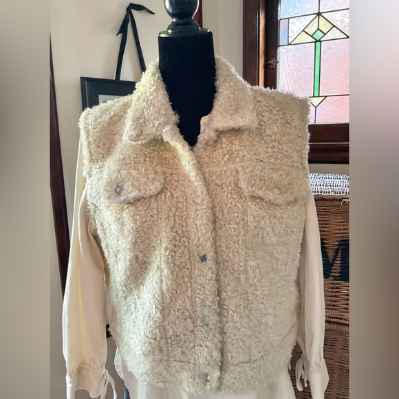 Gap Sherpa Vest - Picture 1 of 14